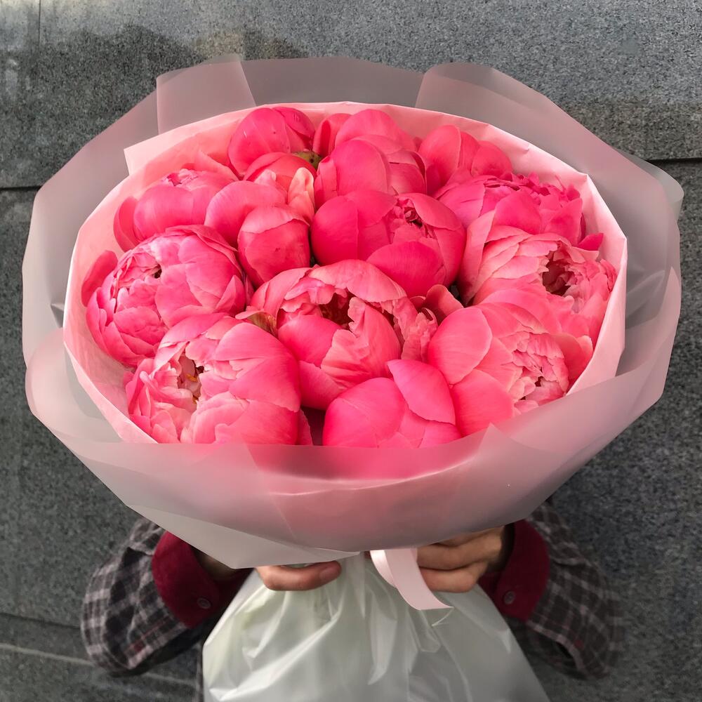 Букет из 15 коралловых пионов