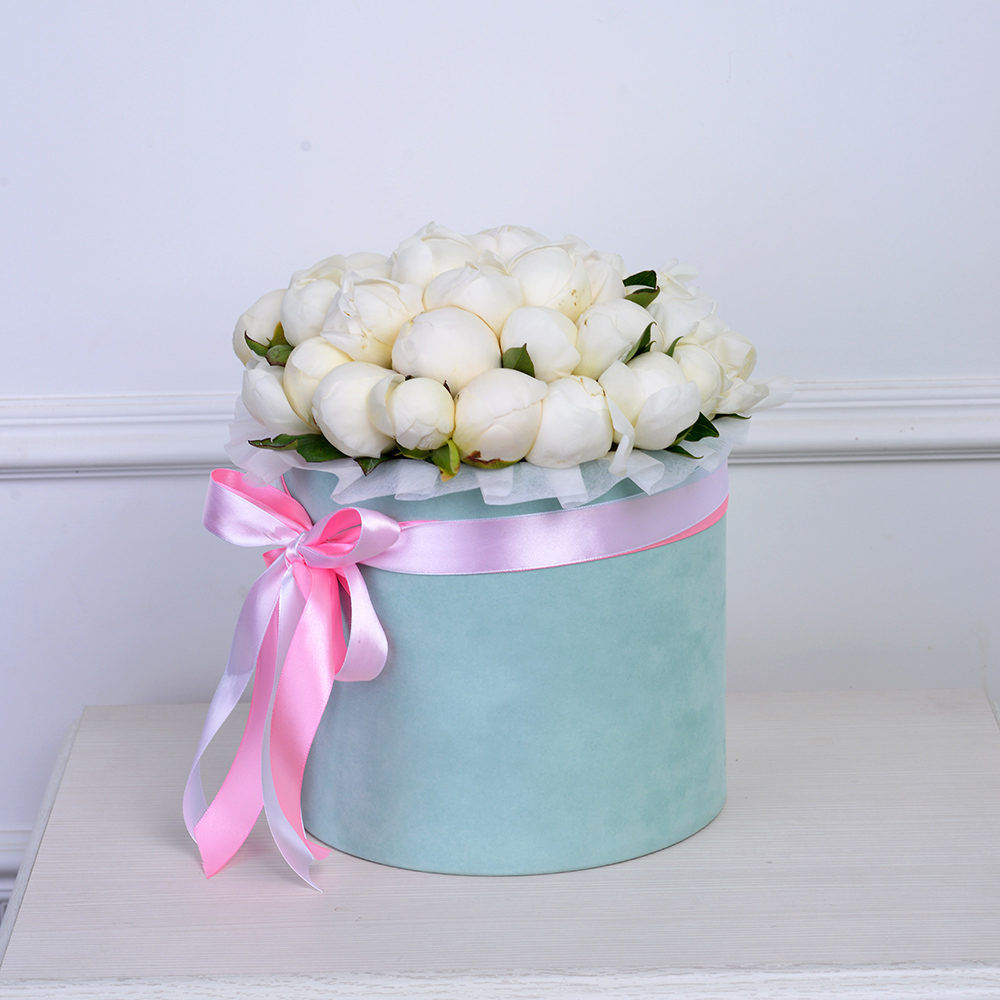 Букет из 35 белых пионов в зеленой бархатной шляпной коробке