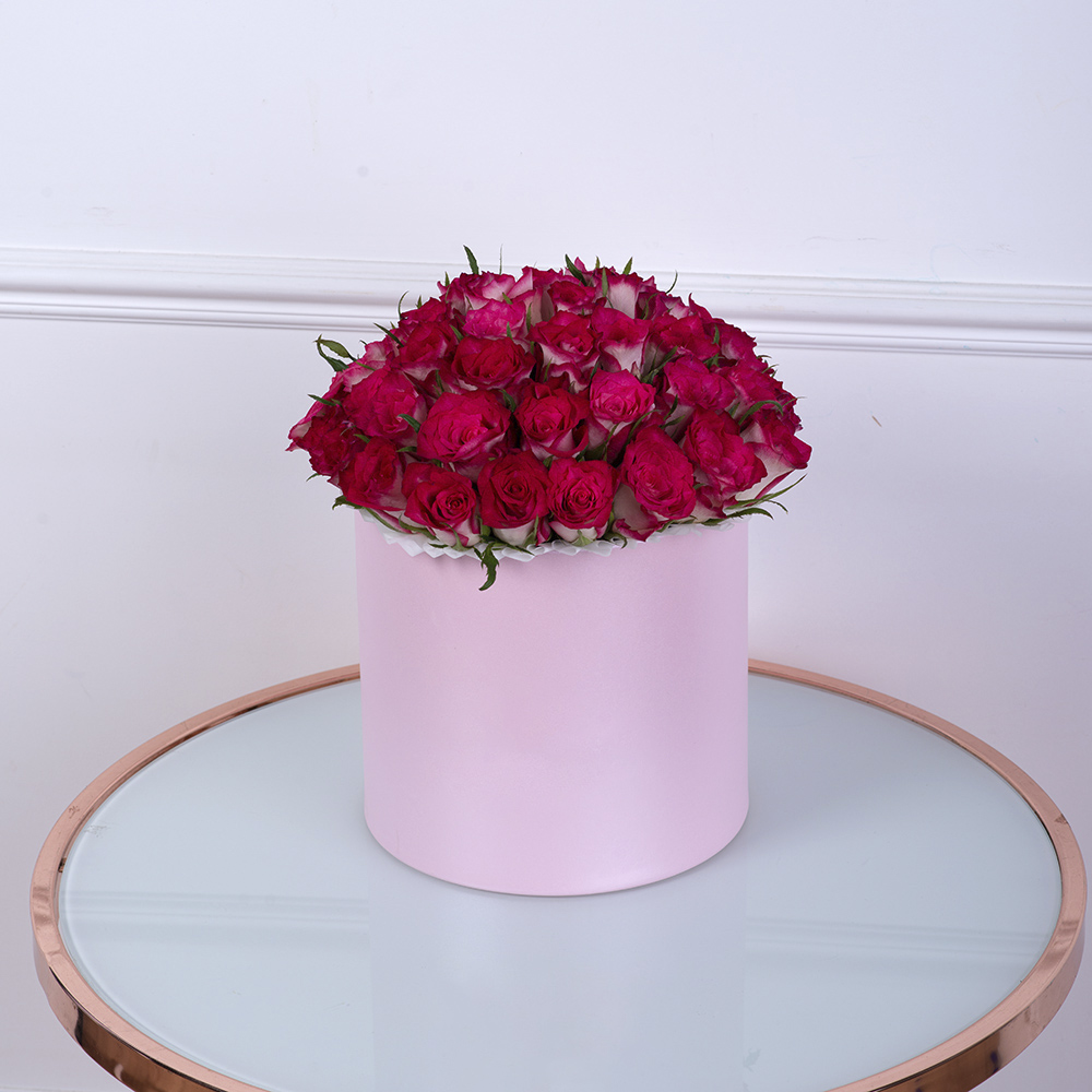 Букет из 51 бело-малиновой розы в розовой шляпной коробке