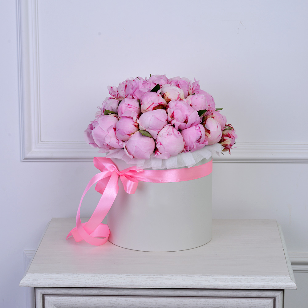 35 розовых пионов в серой бархатной шляпной коробке