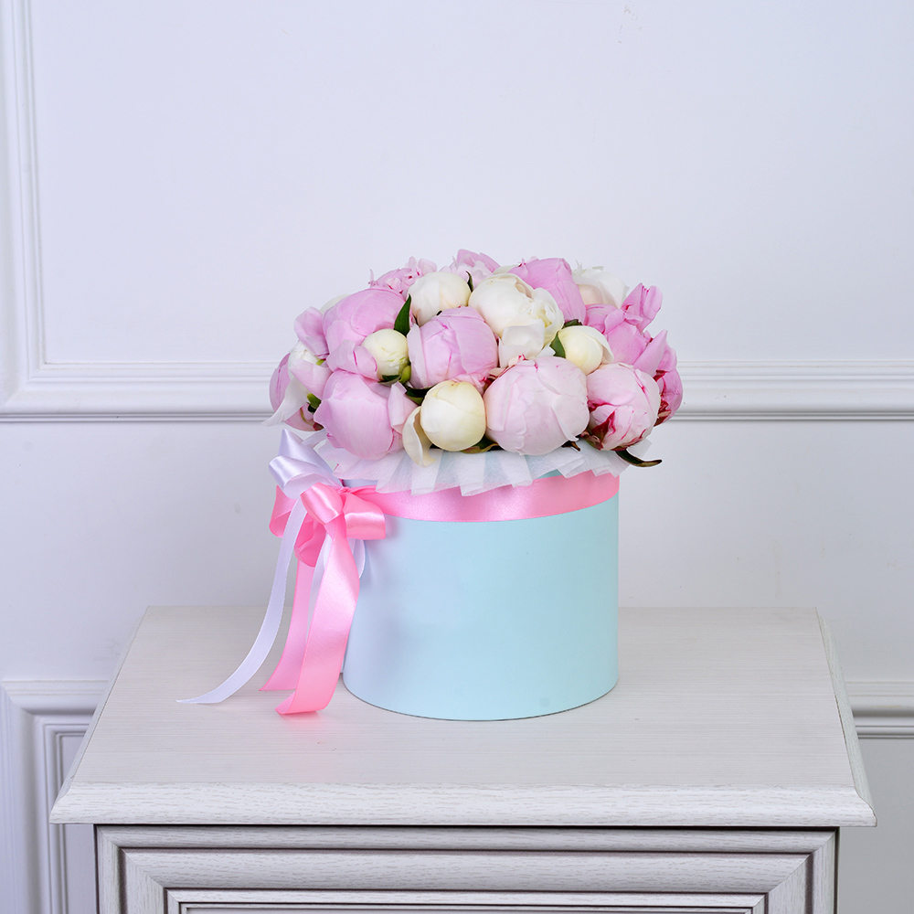 Букет из 25 разноцветных пионов в голубой шляпной коробке