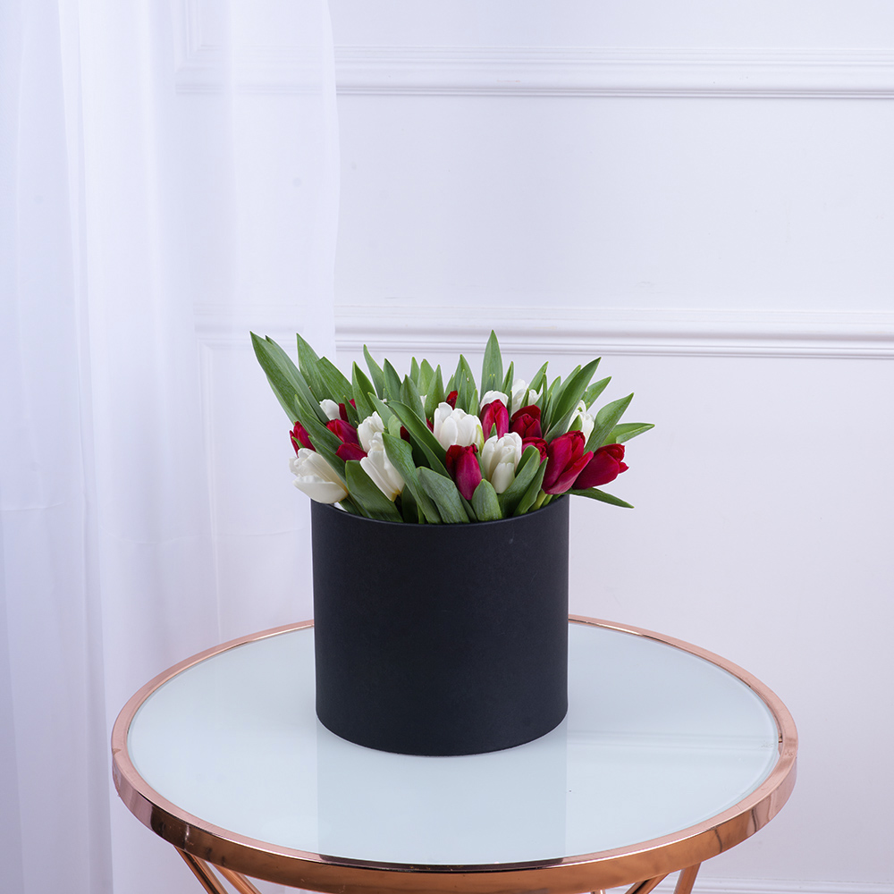 51 Разноцветный тюльпан в черной шляпной коробке