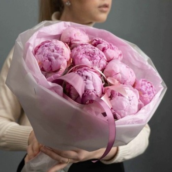 Букет из 9 нежно-розовых пионов