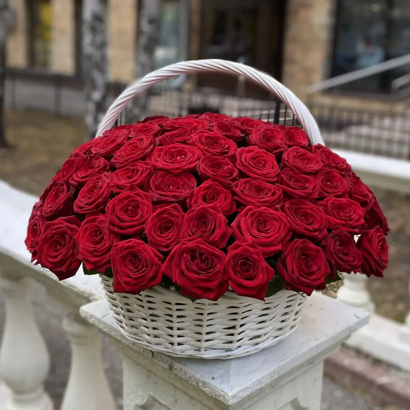 101 красная роза в корзине