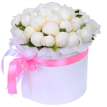 Букет из 35 белых пионов в белой шляпной коробке