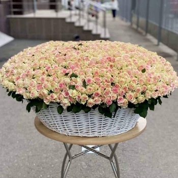 1001 нежно-розовая роза в корзине