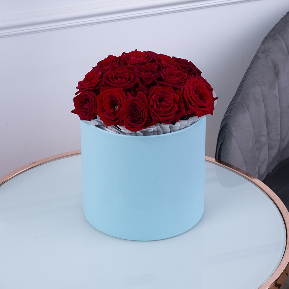 Букет из 19 красных роз premium в голубой шляпной коробке