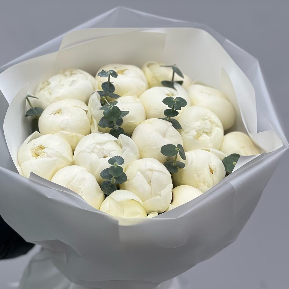 Букет из 17 белых пионов