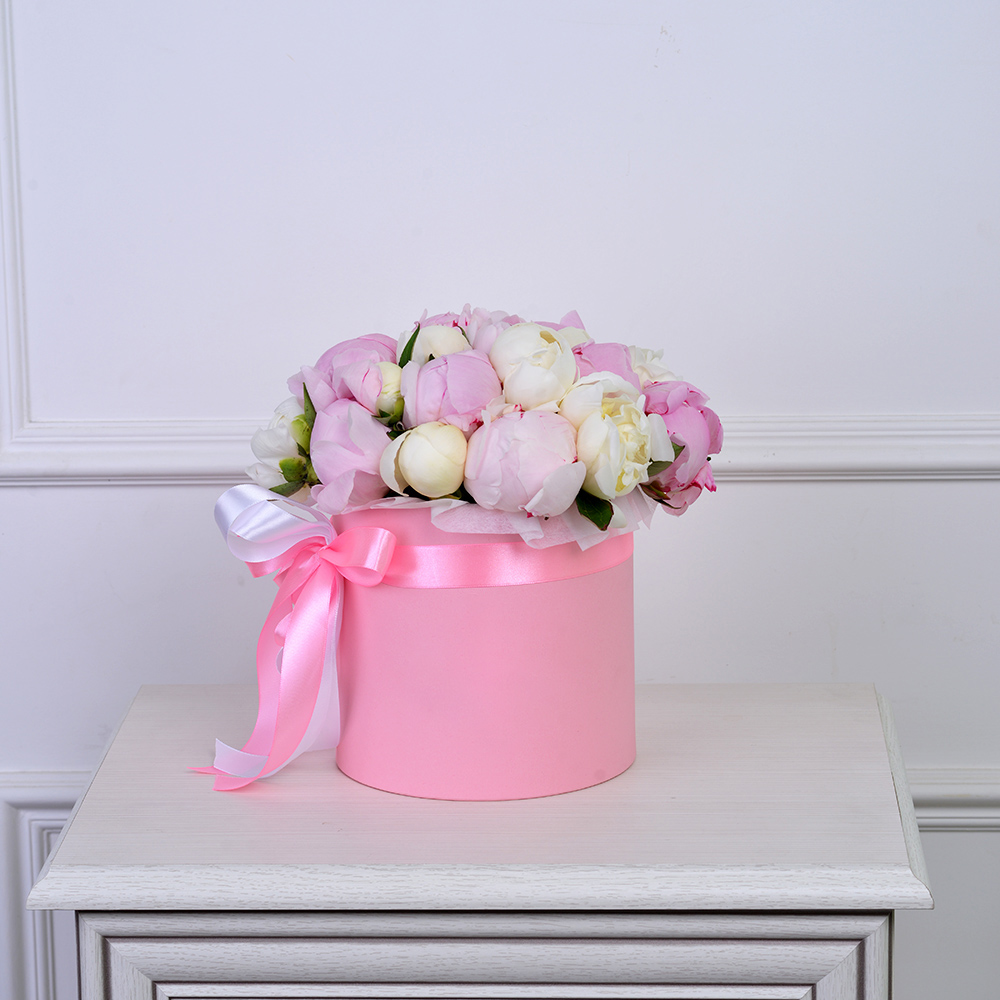 Букет из 21 разноцветного пиона в розовой шляпной коробке