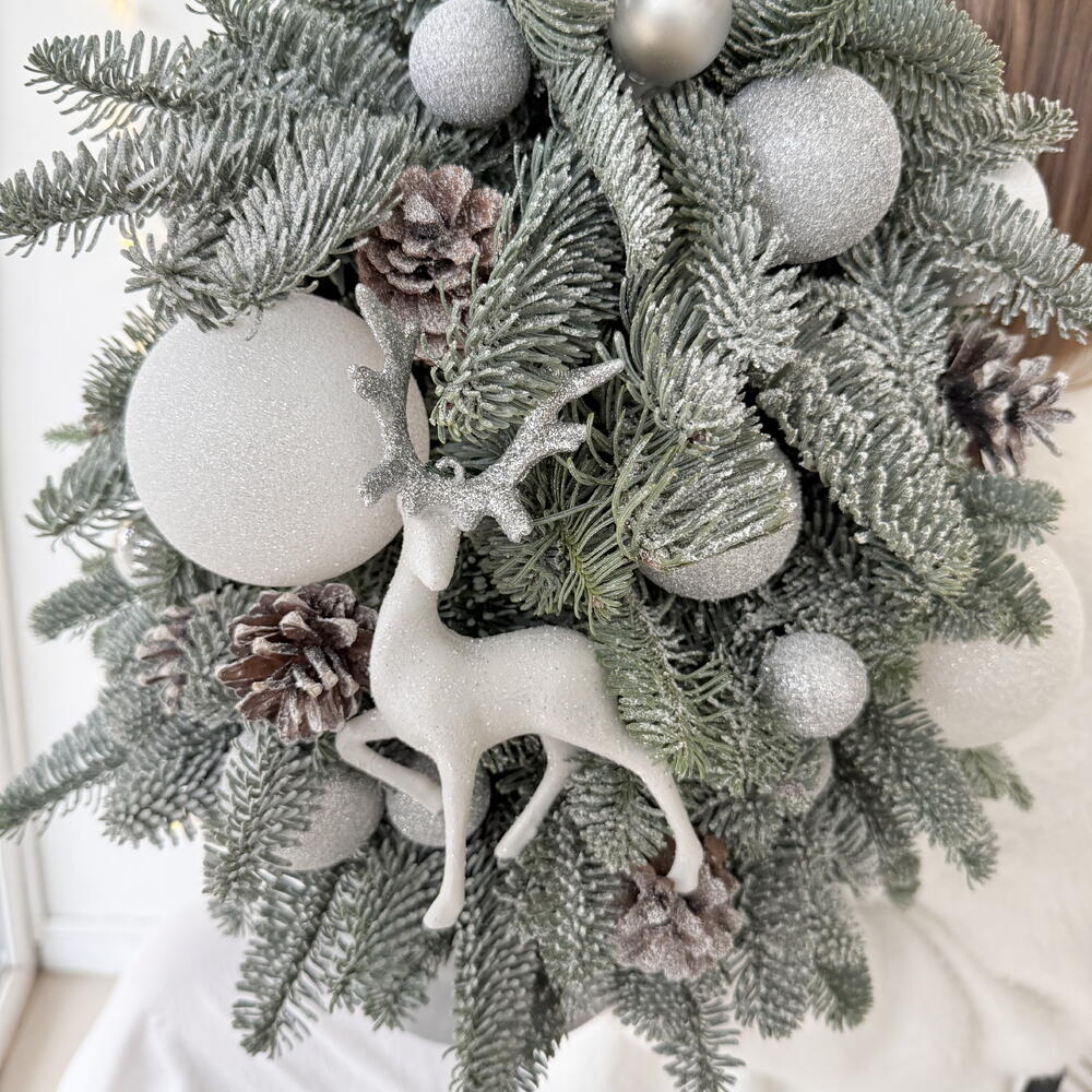 Авторская живая ель из нобилиса с новогодним декором 