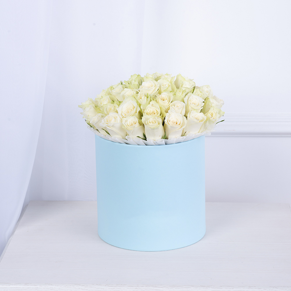 Букет из 35 белых роз в голубой шляпной коробке