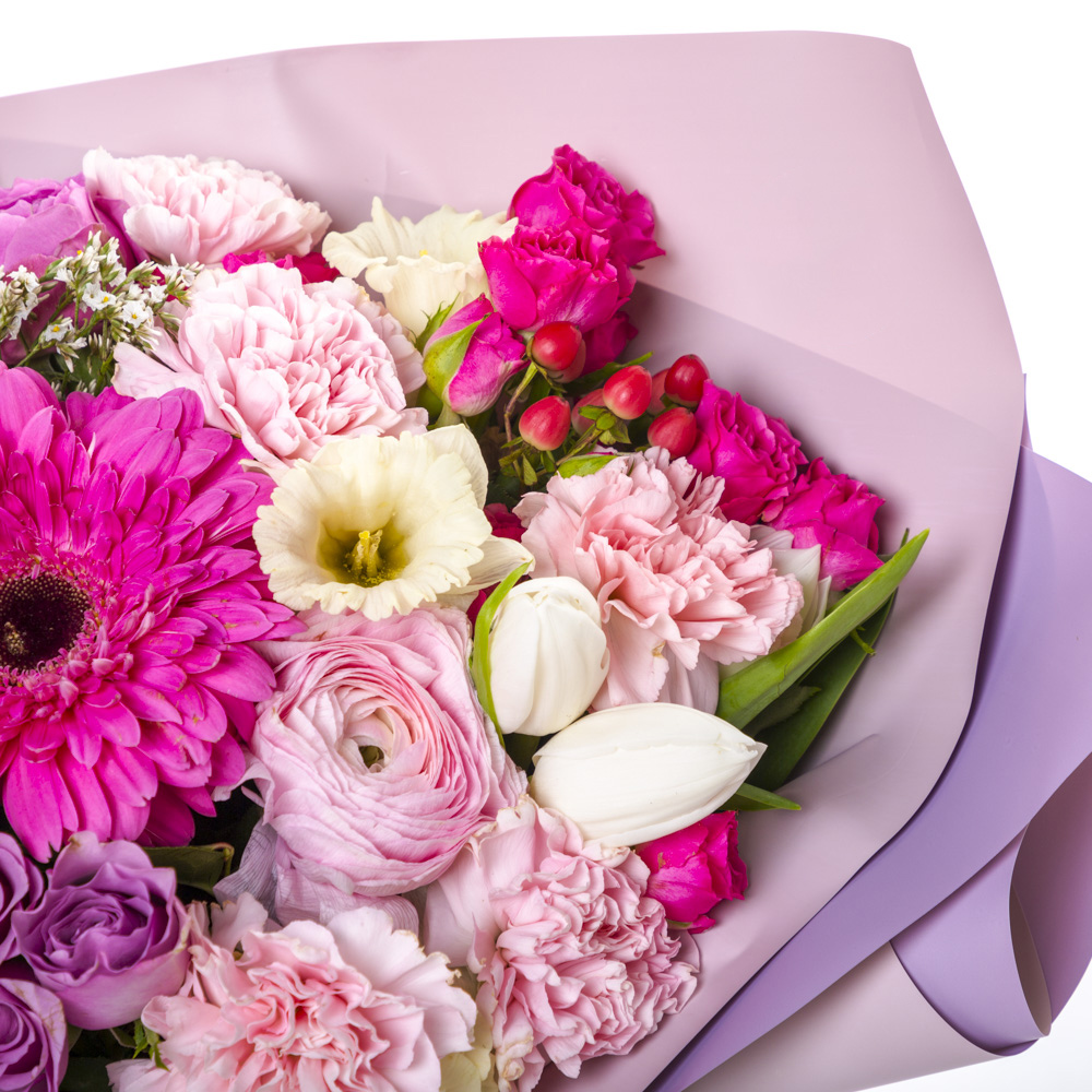 Букет из роз, тюльпанов и нарциссов