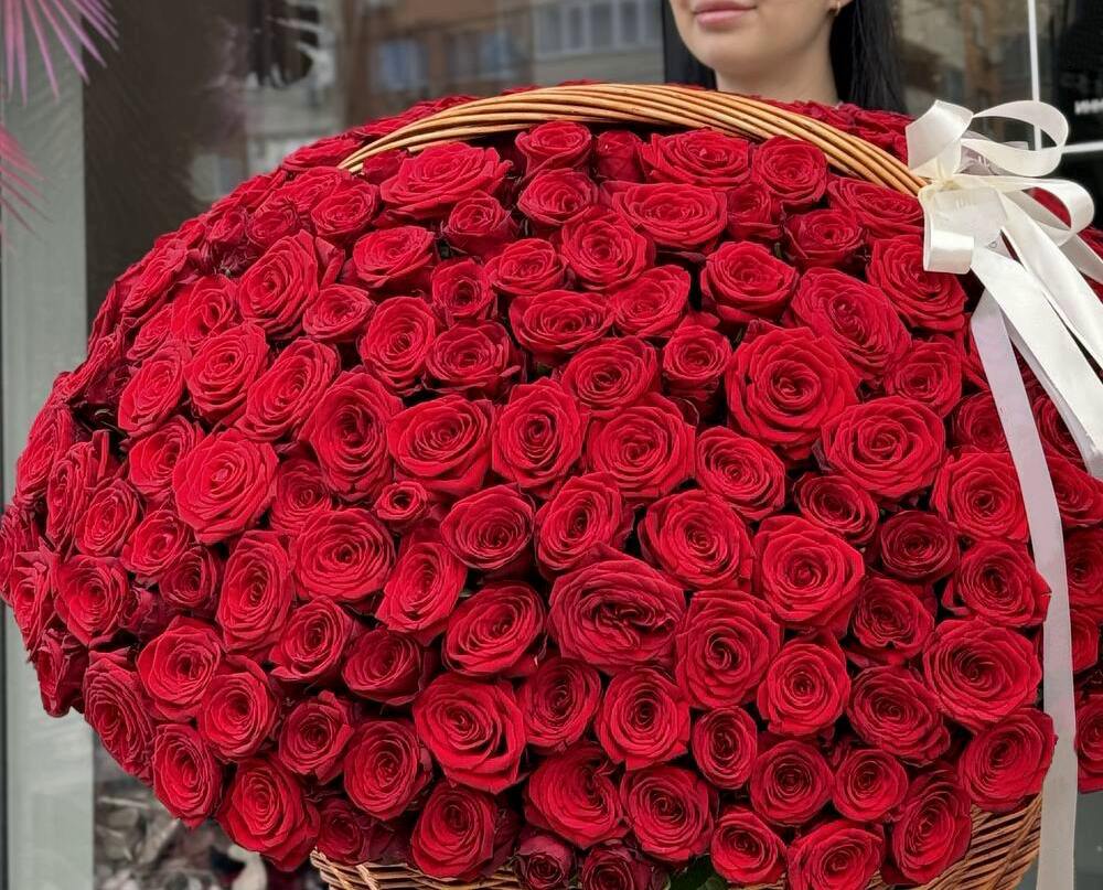 201 красная роза в корзине