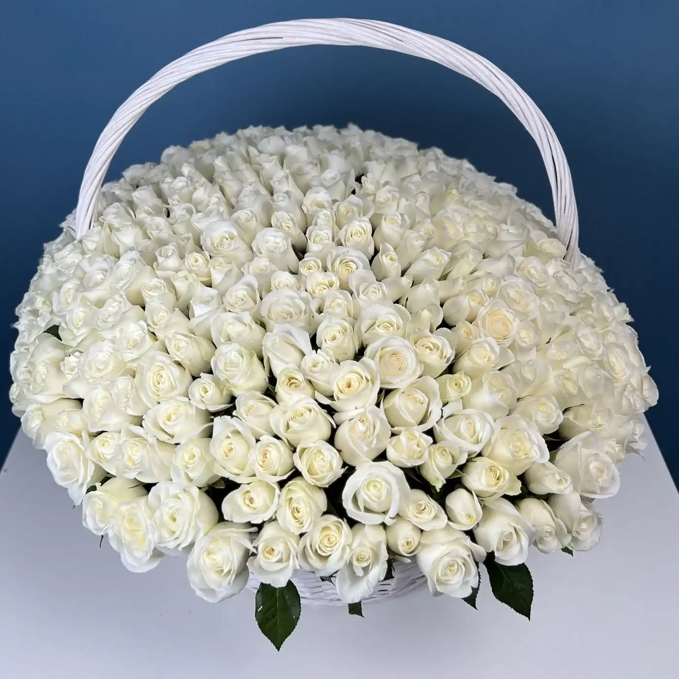 301 белая роза в корзине