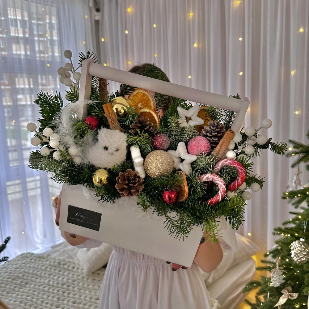 Зимняя композиция с живой елью, леденцами и декором