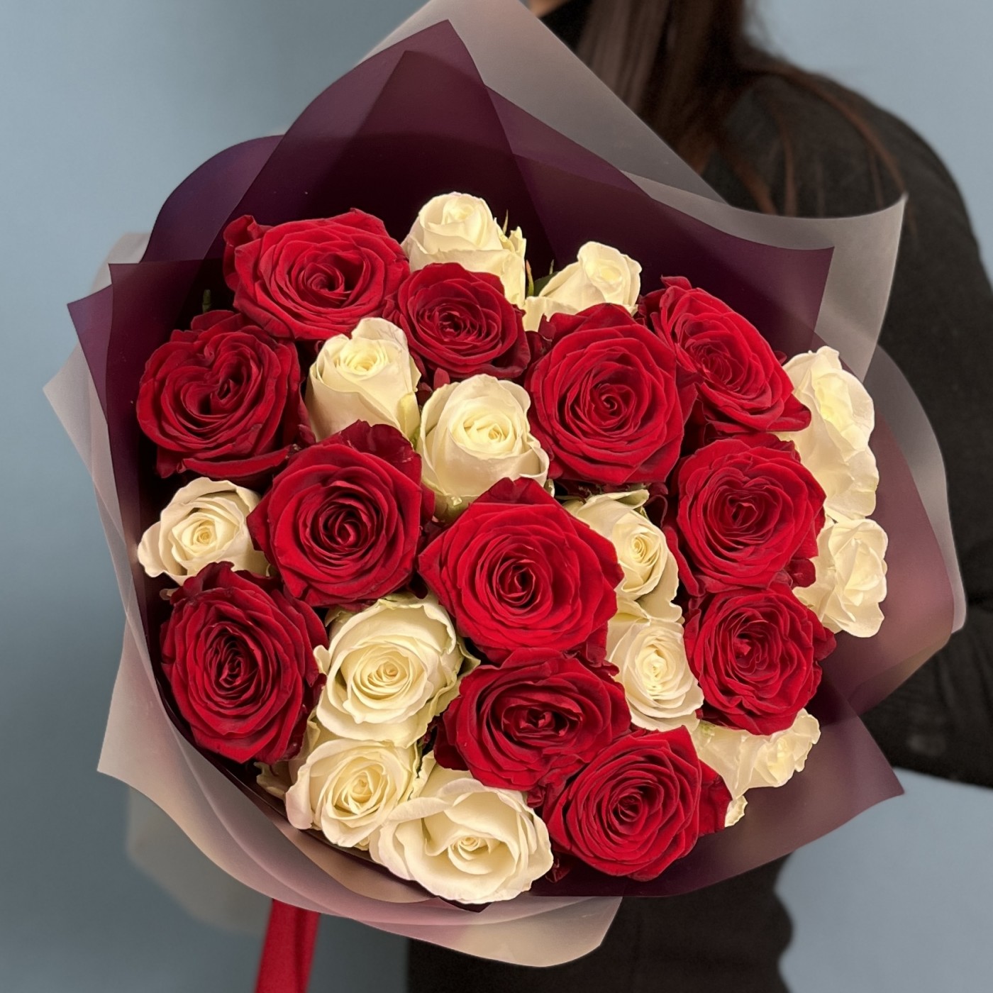 25 красных и белых роз 60 см