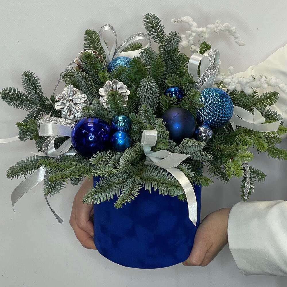 Новогодняя композиция из живой ели с шишками и игрушками