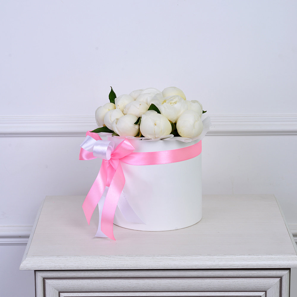 Букет из 15 белых пионов в белой шляпной коробке