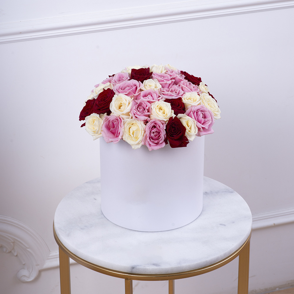 Букет из 51 разноцветной розы premium в белой шляпной коробке