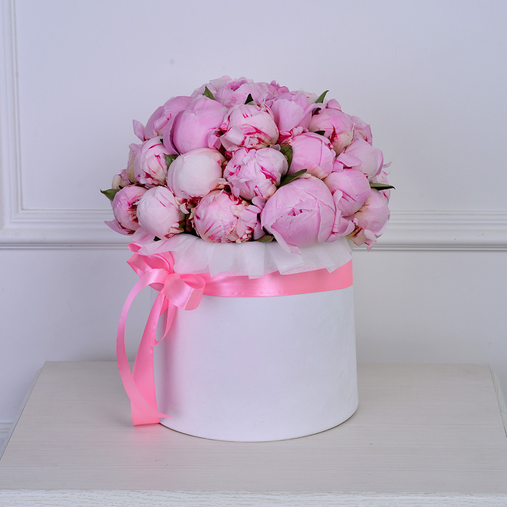 Букет из 35 розовых пионов в белой шляпной коробке