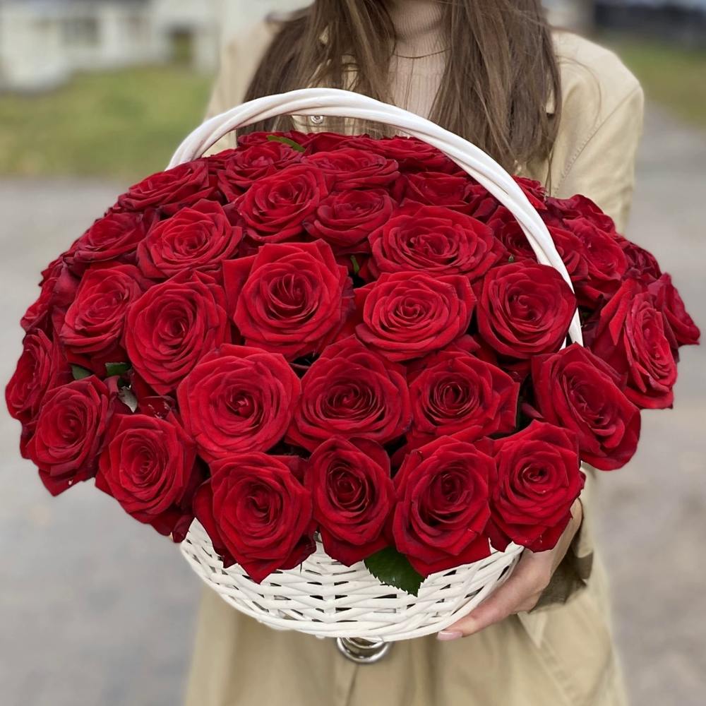 51 красная роза в корзине