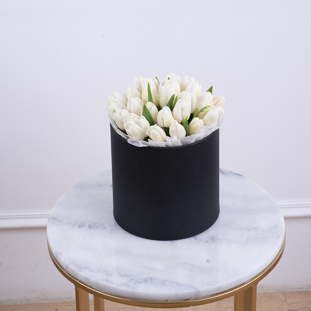25 белых тюльпан в черной шляпной коробке