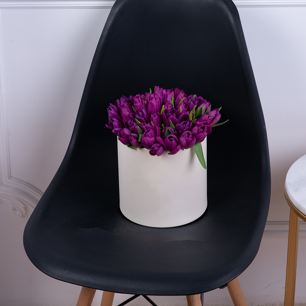 51 фиолетовый тюльпан в кремовой шляпной коробке