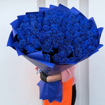 Букет из 101 синей розы в оформлении