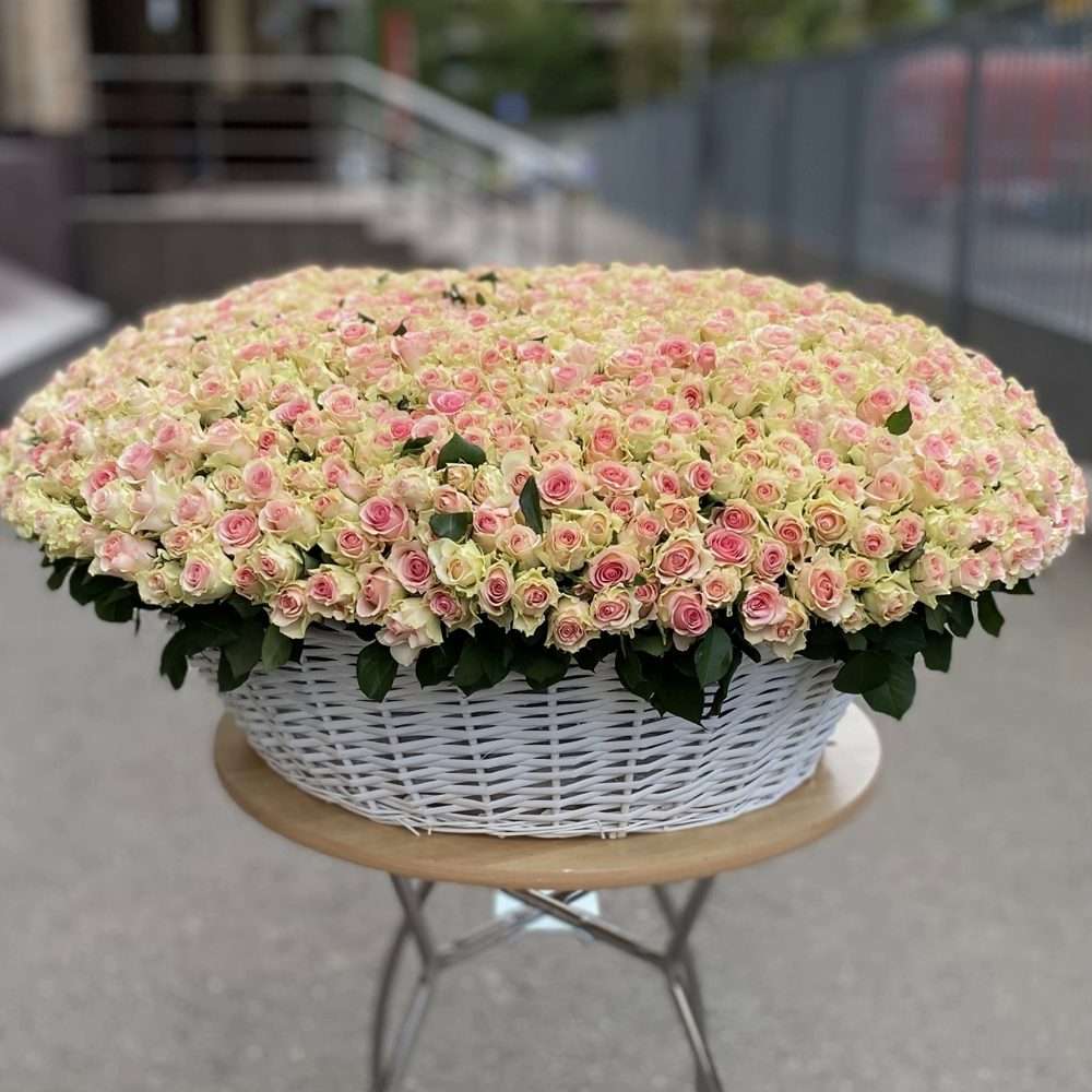 1001 нежно-розовая роза в корзине