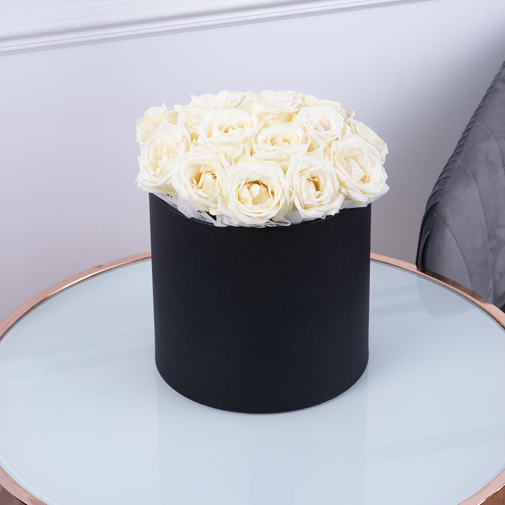 Букет из 19 белых роз premium в черной шляпной коробке
