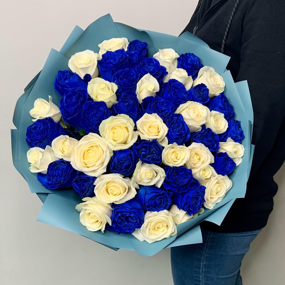 Букет из 51 синей и белой розы