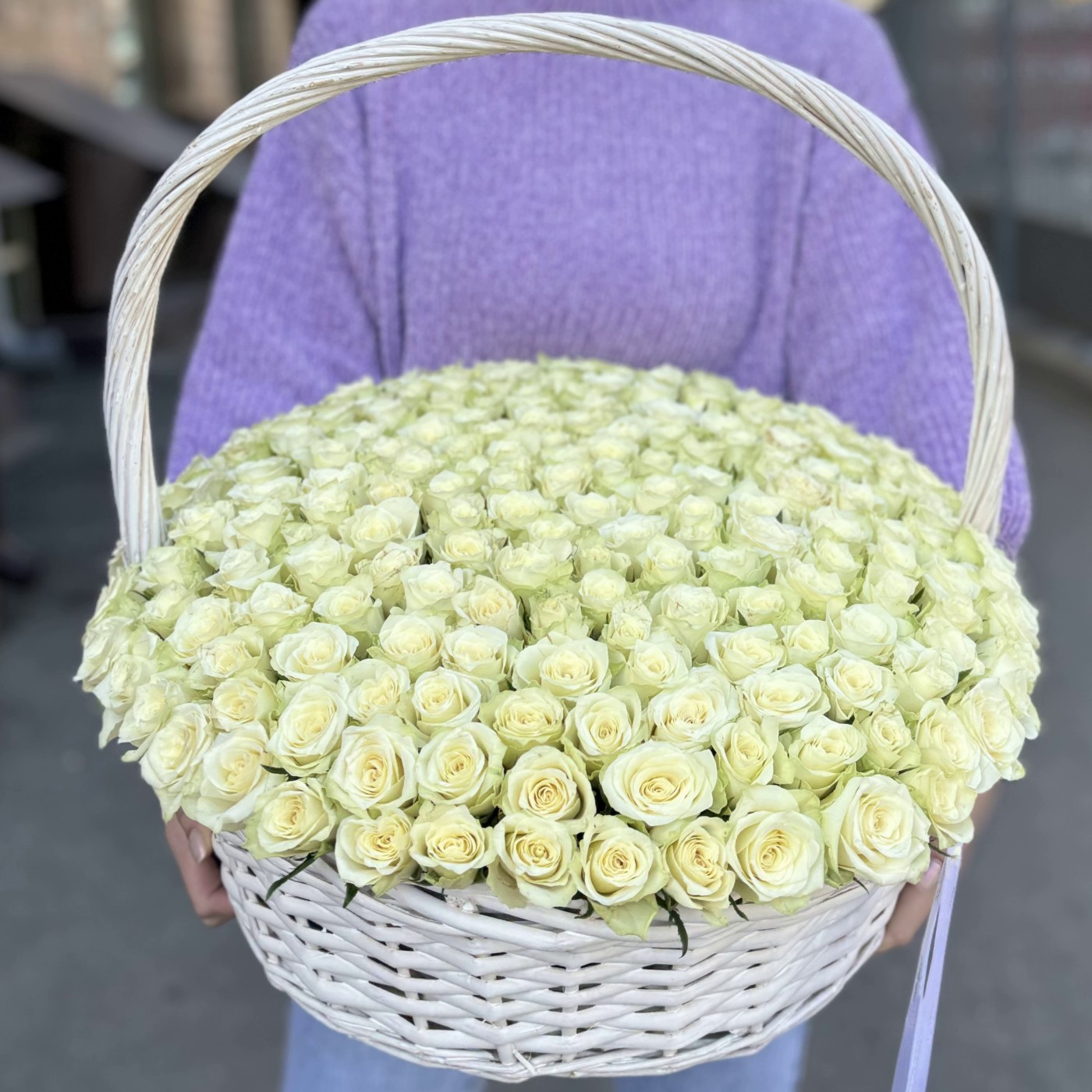 201 белая роза в корзине с лентой