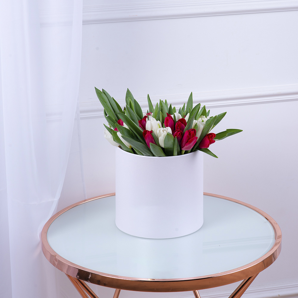 51 Разноцветный тюльпан в белой шляпной коробке