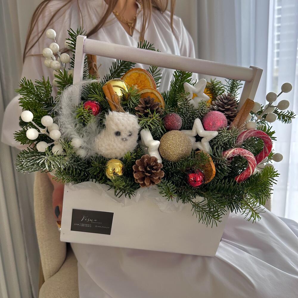 Зимняя композиция с живой елью, леденцами и декором