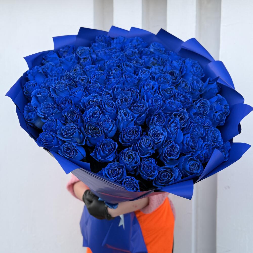 Букет из 101 синей розы в оформлении