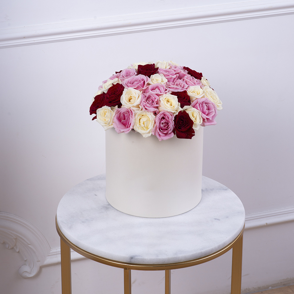 Букет из 51 разноцветной розы premium в кремовой шляпной коробке