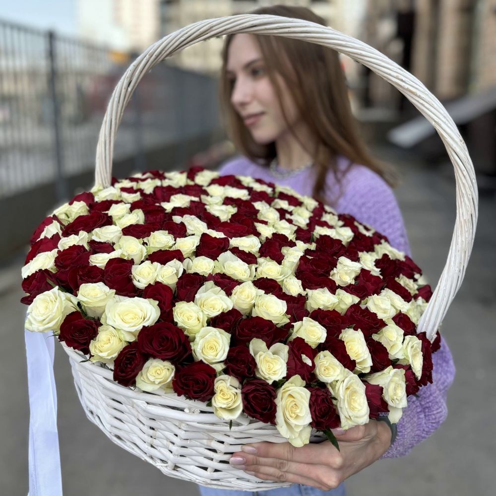 201 красная и белая роза в корзине