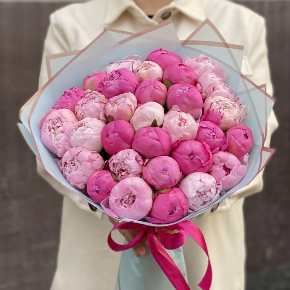 Букет из 31 разноцветного пиона