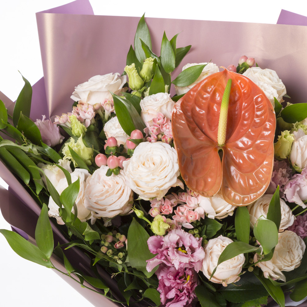 Букет с пионовидными розами и антуриумом