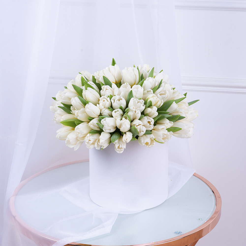 101 белый тюльпан в белой шляпной коробке