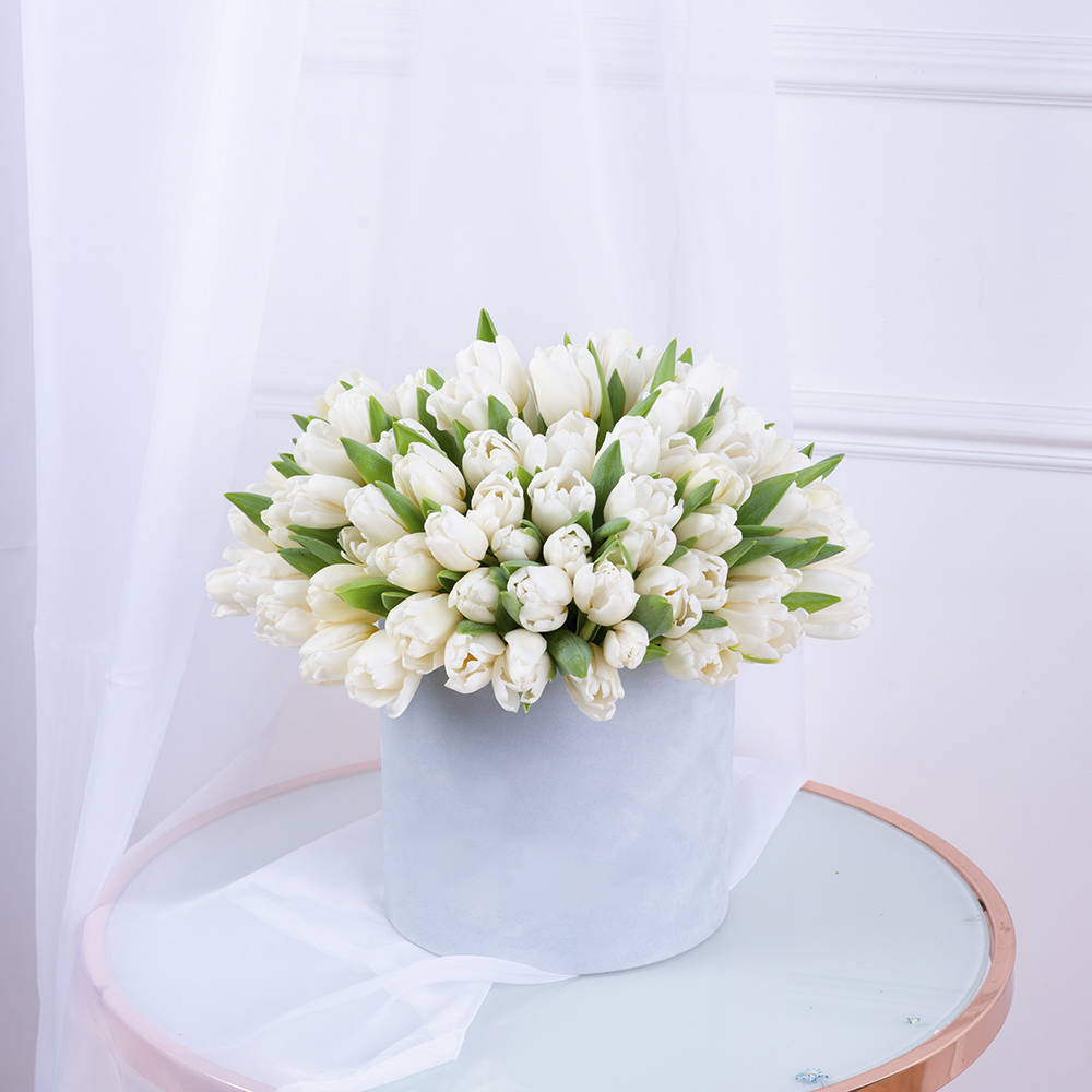 51 белый тюльпан в серой бархатной шляпной коробке