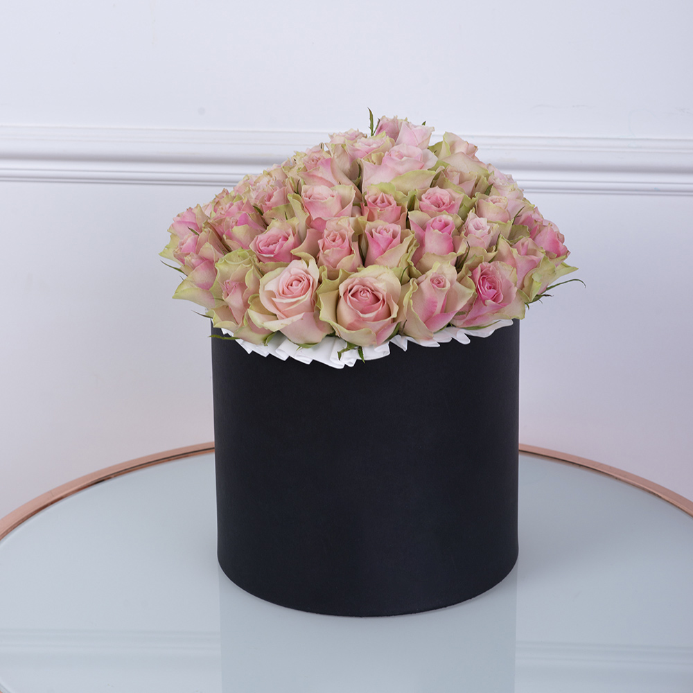 Букет из 75 бело-розовых роз в черной шляпной коробке