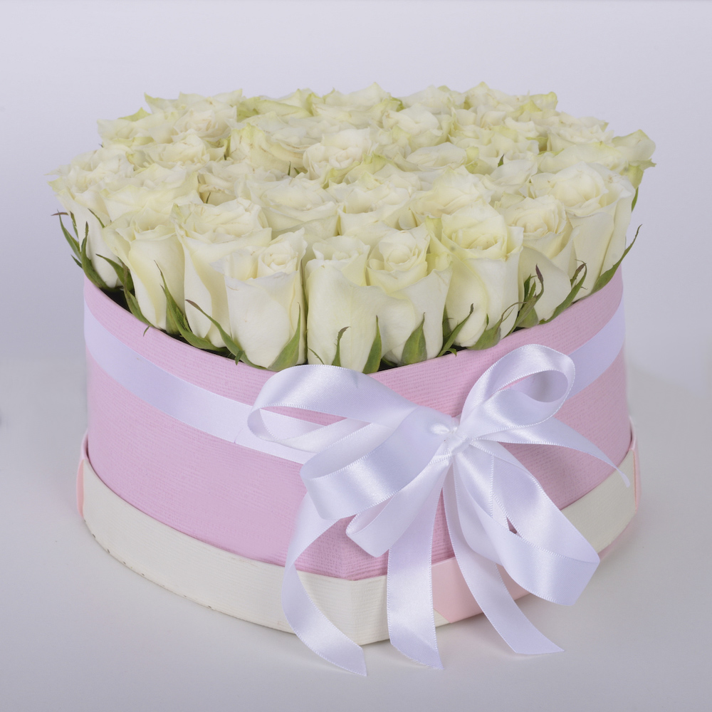 35 белых роза в коробке в форме сердца