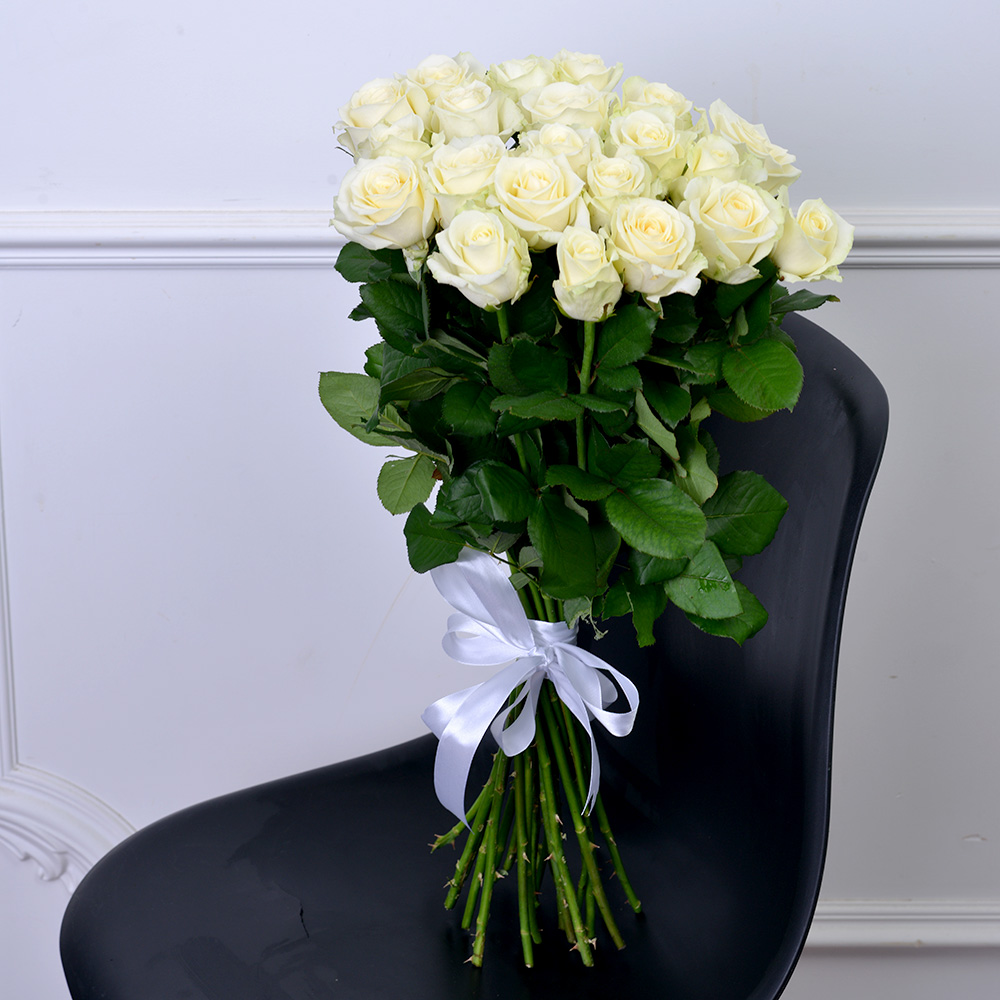 Букет из 21 белой розы 60 см