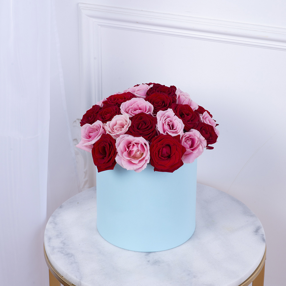 Букет из 35 разноцветных роз premium в голубой шляпной коробке