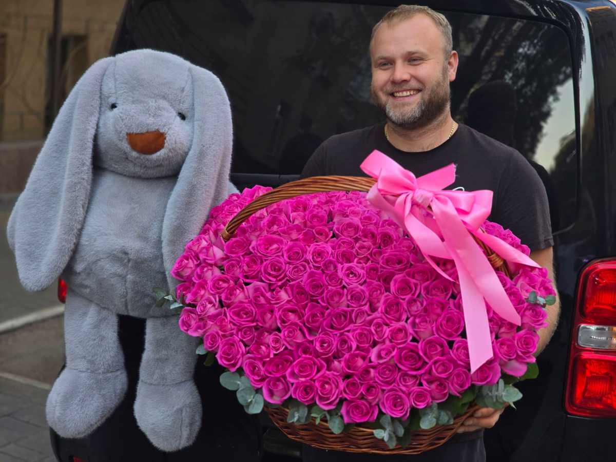 201 малиновая роза в корзине