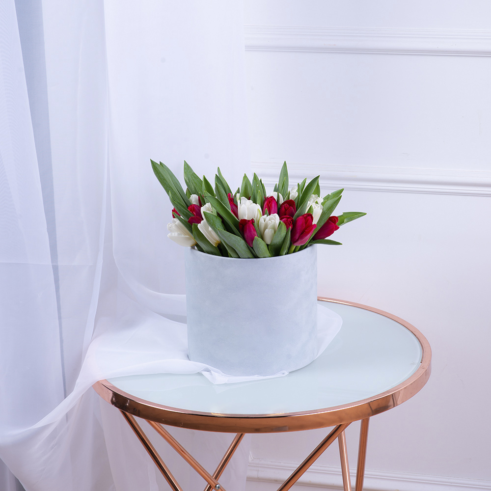 51 Разноцветный тюльпан в серой бархатной шляпной коробке