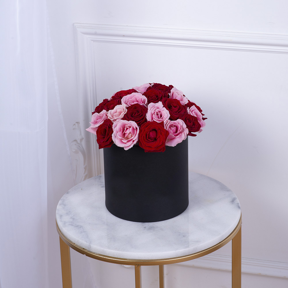 Букет из 35 разноцветных роз premium в черной шляпной коробке