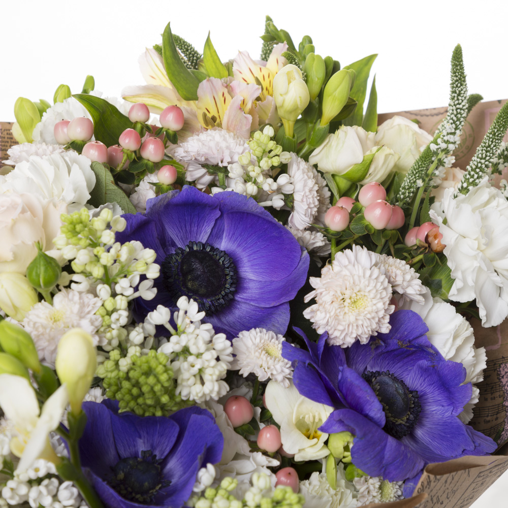 Букет из анемона, кустовой розы и сирени