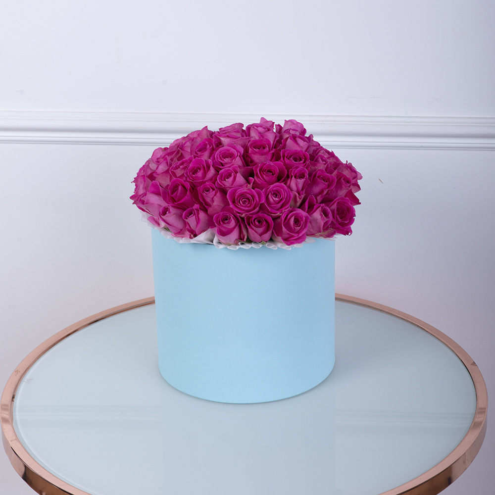 Букет из 51 розовой розы в голубой шляпной коробке